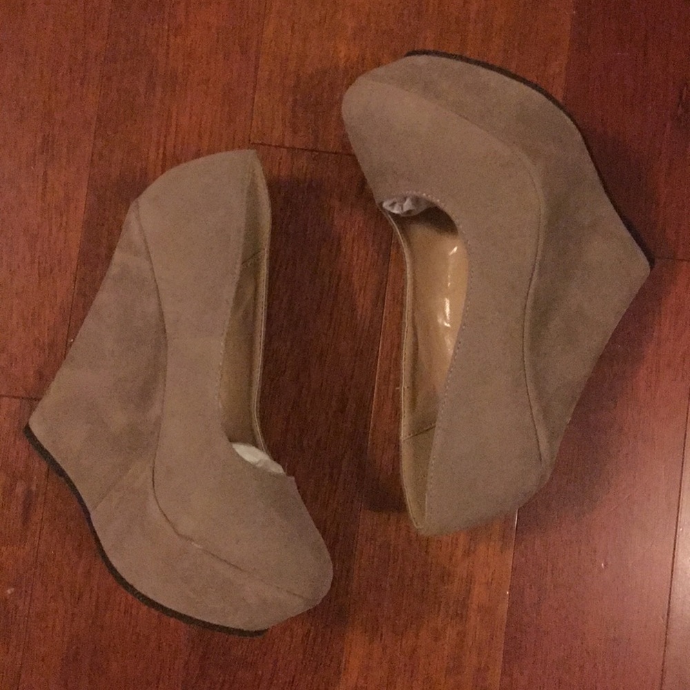 New Delicacy taupe suede wedges